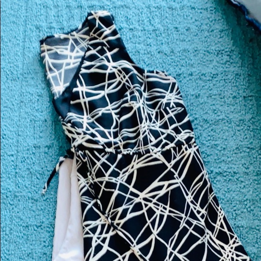 Sleeveless V-neck tank for work